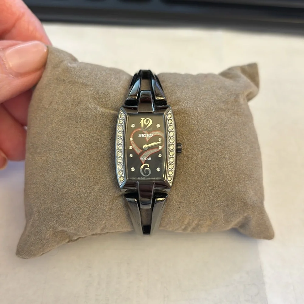 Seiko Solar Women’s Go Red Petite Dress Heart watch - worn once! - Picture 3 of 6
